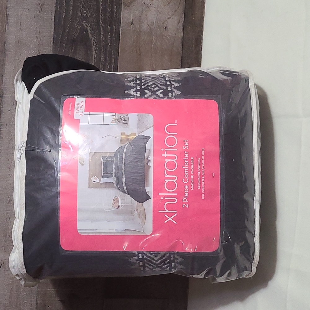 Twin xl Black and White comforter